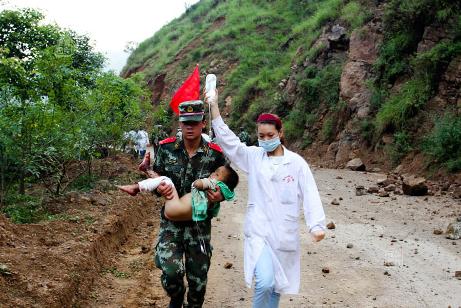 2014年8月3日,鲁甸龙头山地震现场,武警云南总队昭通支队官兵在余震