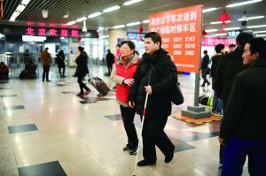 昨天上午，记者来到北京西站。在地铁南侧出站闸机处，身穿红色马甲的志愿者忙个不停。每当遇到盲人或行动不便的特殊旅客，他们总是第一时间上前帮忙找到候车室。