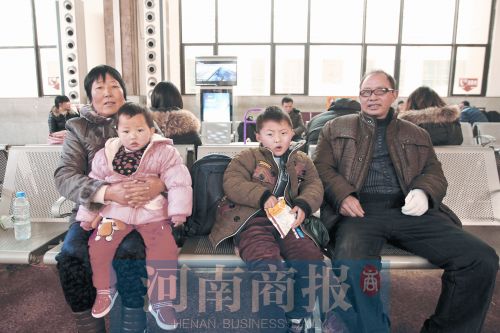 王西干右一和老伴带着孙子、孙女去山东济宁的女儿家过年