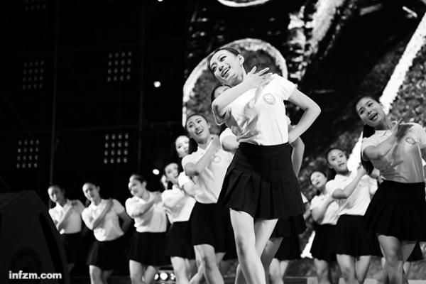 点击查看原图 少女阵容与主旋律歌曲的结合,让“五十六朵花”迅速得到另外一个称号——社会主义天团。 (五十六朵花文工团供图/图)