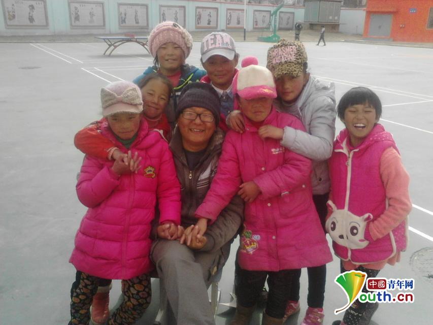 田峰和孩子们在一起 这些都是他的女儿们，孩子们黝黑的皮肤、纯真的笑容是田峰心里最大的幸福。图片来源于网络。