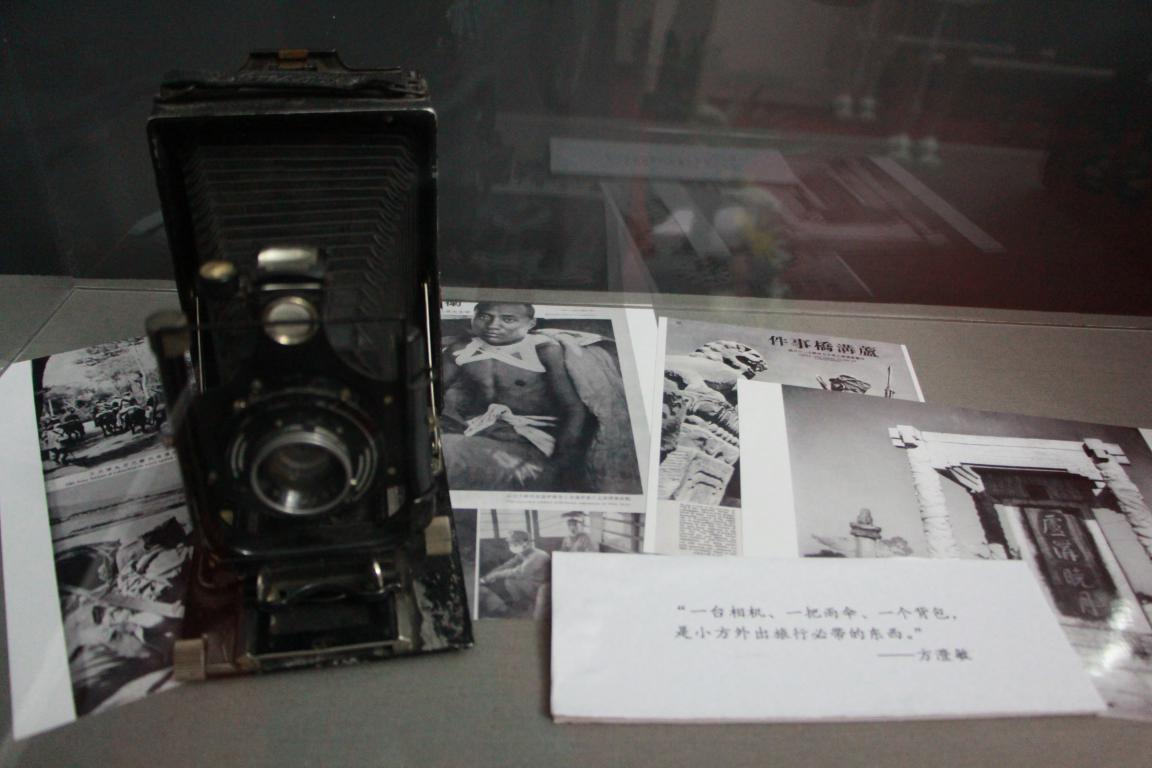 　　方大曾的摄影器材随着他一起失踪了，现在展出的是当时方大曾所使用的同款照相机。