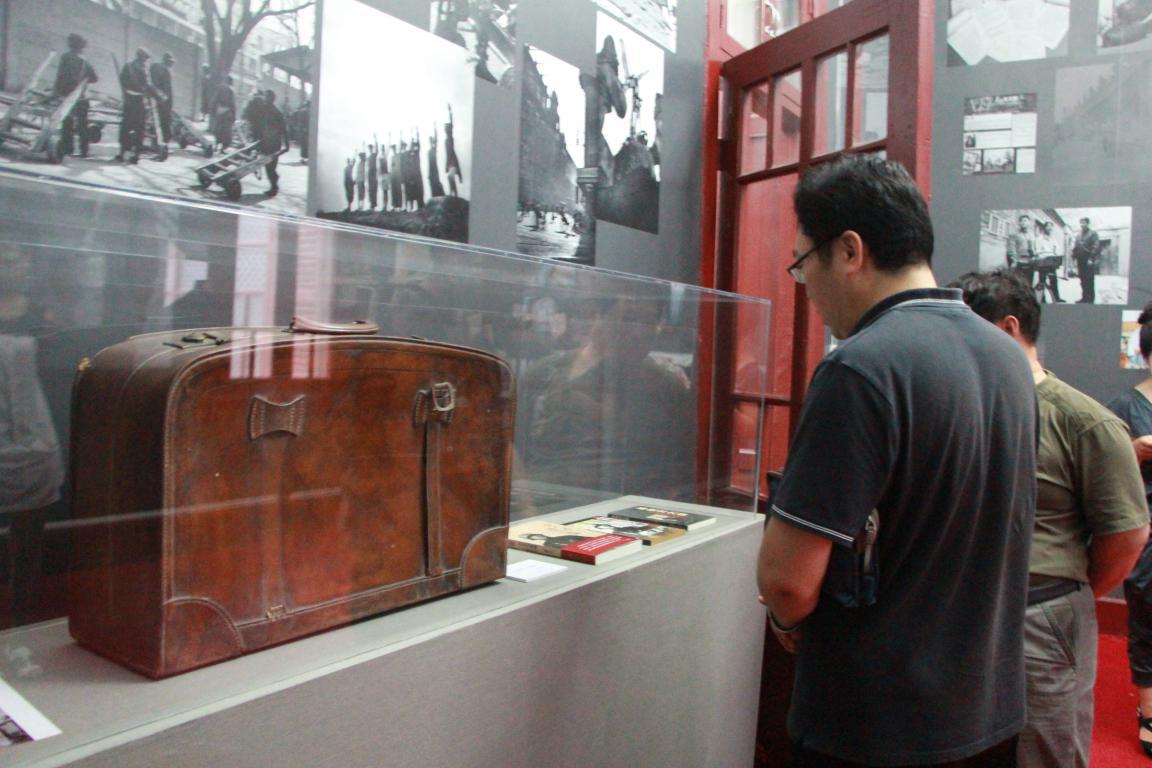 纪念馆一侧摆放着方大曾用过的皮箱，以及冯雪松为纪念和寻找方大曾出版的书籍。