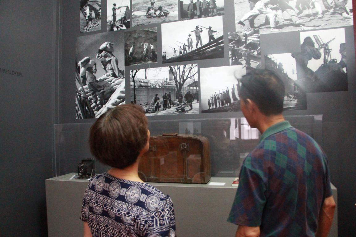 崔荣秋和爱人冒雨专程来到方大曾纪念馆参观，缅怀“七七事变”报道第一人。