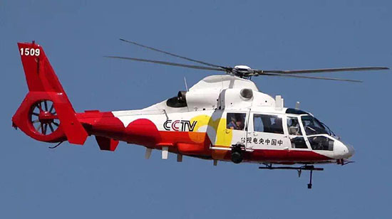 央视专门动用了两架直升机跟拍空中梯队