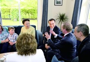 在农场主人家客厅，两国总理夫妇与大家围坐一堂，亲切茶叙。 新华社记者 丁林/摄