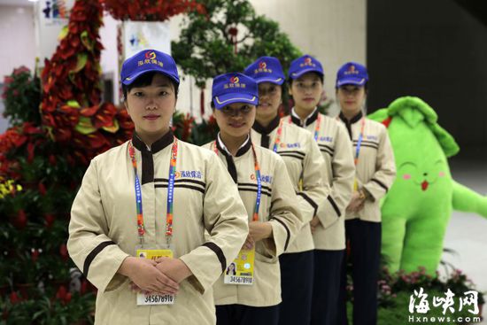 青运会保洁员礼仪达空姐水准 微笑穿着一丝不