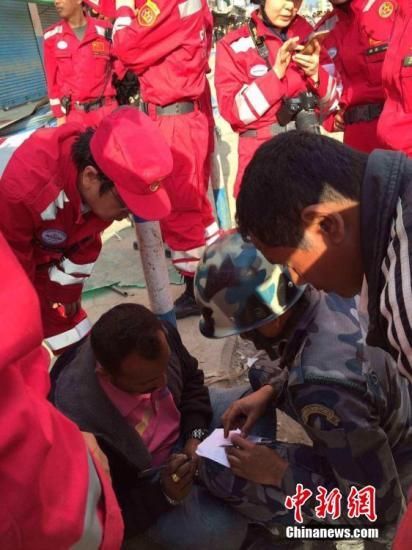 当地时间4月27日下午，正在尼泊尔参与救灾的中国国际救援队从废墟下再救出一位幸存者。尼仲欣 摄