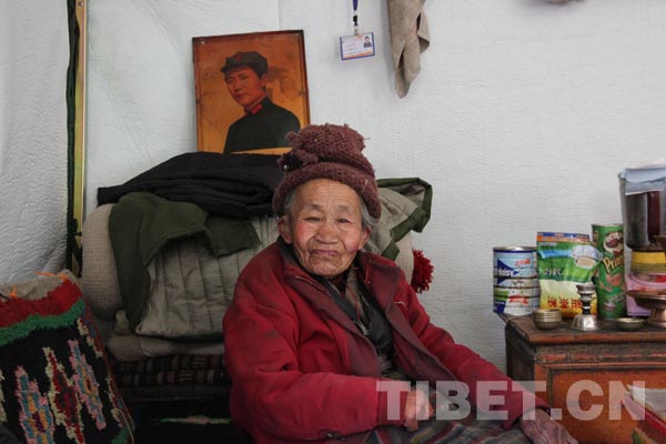 80岁的措姆老人在帐篷里情绪稳定。摄影：马静