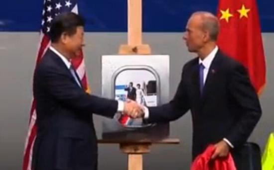 习近平获赠747舷舱的窗框，镶有习近平日前到达美国时的照片