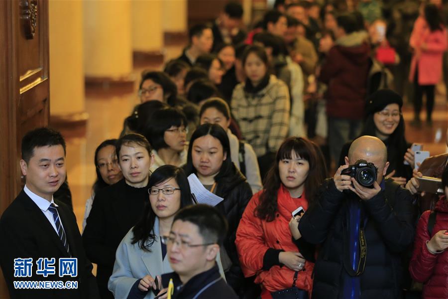 （两会）（2）参加全国政协十二届五次会议采访报道的记者领取证件