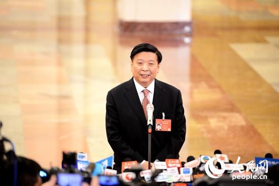 国土资源部部长姜大明在“部长通道”上回答记者提问 人民网记者张启川摄
