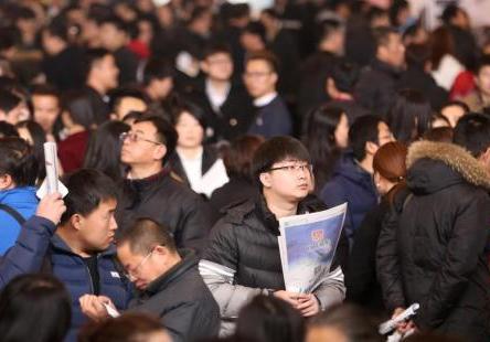 资料图 2月11日，北京国际会展中心举行春季人才招聘会，求职者在招聘会寻找合适的就业岗位。<a target='_blank' href='http://www.chinanews.com/' _fcksavedurl='http://www.chinanews.com/'>中新社</a>记者 韩海丹 摄