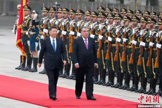 8月31日，中国国家主席习近平在北京人民大会堂东门外广场举行仪式，欢迎来华进行国事访问并出席新兴市场国家与发展中国家对话会的塔吉克斯坦总统拉赫蒙。