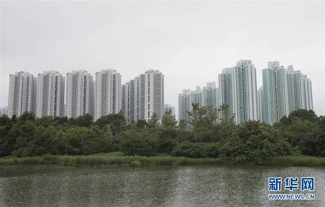 这是位于天水围的香港湿地公园和身后的天水围公共屋邨（5月22日摄）。新华社记者刘昀摄