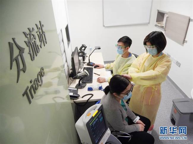 在香港新界天水围医院，医护人员进行急诊服务演练（3月6日摄）。新华社发（王申摄）