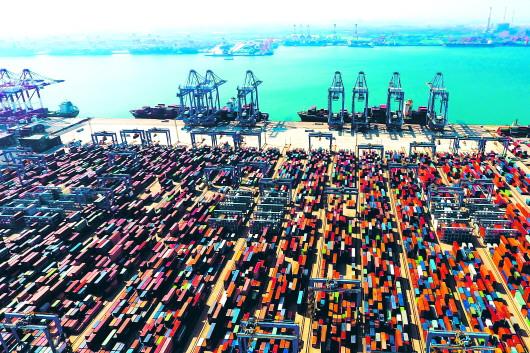 5月4日无人机拍摄的青岛港前湾自动化集装箱码头。(□新华社发)