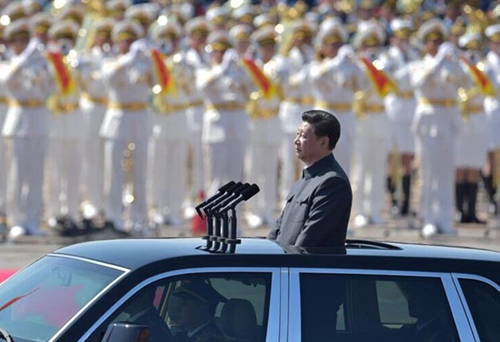 9月3日，纪念中国人民抗日战争暨世界反法西斯战争胜利70周年大会在北京天安门广场隆重举行。这是中共中央总书记、国家主席、中央军委主席习近平检阅受阅部队。