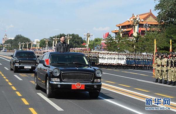 2015年9月3日，纪念中国人民抗日战争暨世界反法西斯战争胜利70周年大会在北京天安门广场隆重举行。这是习近平检阅受阅部队。图片来源：新华社