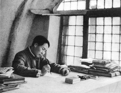 1938年春，在陕西延安一间简陋的窑洞里，毛泽东同志在撰写《论持久战》。