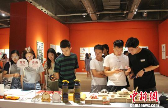 本届展览注重作品的创新性、艺术性、探索性及社会与民生价值。　赵晓 摄
