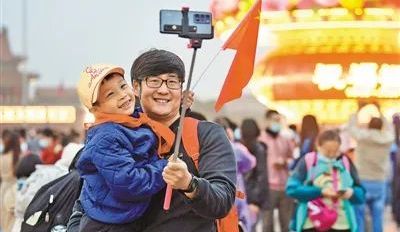 10月1日，游客在北京天安门广场游览拍照。新华社记者 李 贺摄