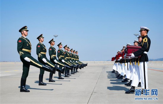 （国际）（5）第六批在韩中国人民志愿军烈士遗骸交接仪式在韩国举行