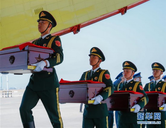 （国际）（12）第六批在韩中国人民志愿军烈士遗骸交接仪式在韩国举行