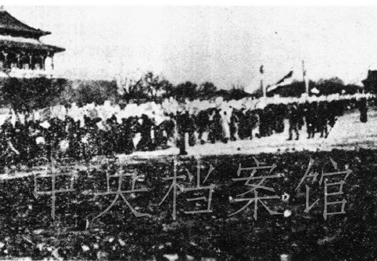 1919 年5 月4 日，北京学生在天安门集会，高呼“外争国权、内惩国贼”、“拒绝合约签字”等口号，举行游行示威