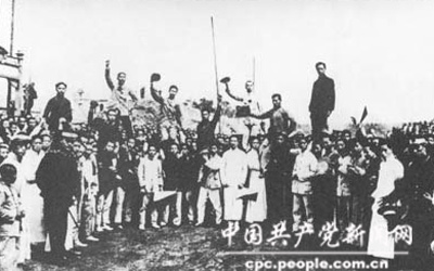 1919年5月7日，北京高师师生热烈欢迎5月4日被捕八勇士返校。被举起的八人自左至右：唐英国、赵允测、薛荣周、初大告、向大光、杨明轩、王德润、陈盡民